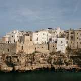 Siamo ora pronti per entrare nel centro storico del paese, che sorge a picco sul mare a un�altezza di circa venti metri